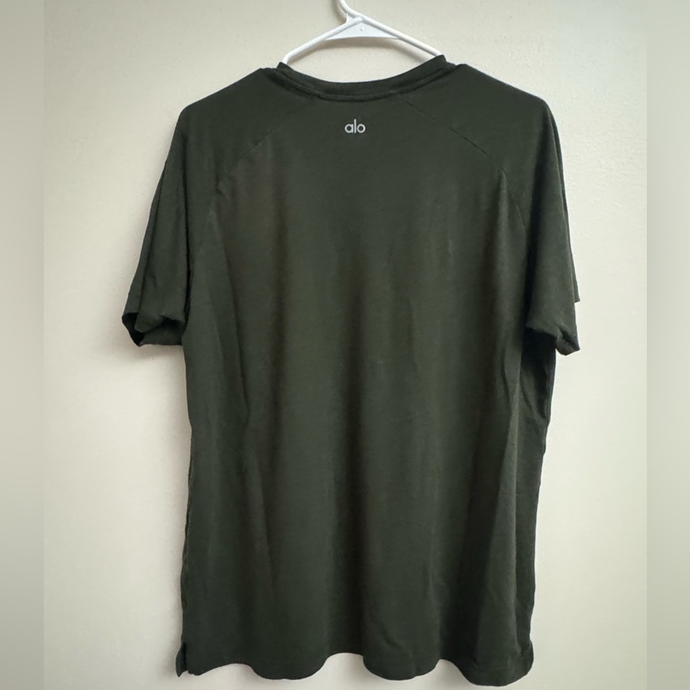 ALO Yoga Men's Olive Short Sleeve Tee